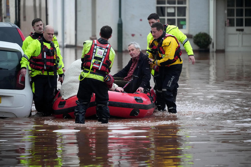 Photo: Christopher Furlong/Getty Images הצפות ב וויילס בריטניה הסופה קלאודיה
