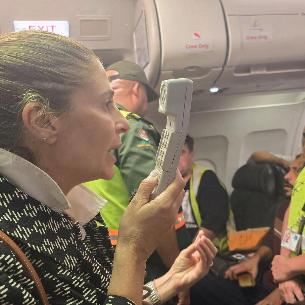 חנן ג'ראר, שגריר פלסטיני בדרום אפריקה, עם העזתים שהגיעו ליוהנסבורג בטיסה