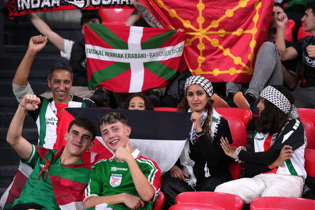 אלפים מפגינים בבילבאו, חבל הבאסקים, לפני המשחק מול נבחרת פלסטין
