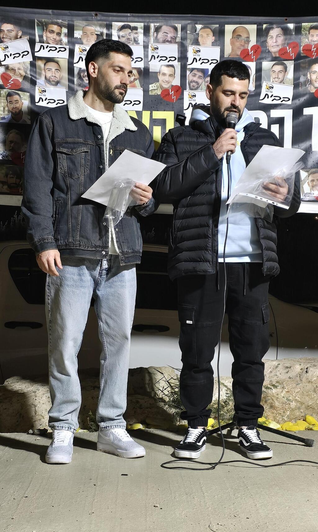 גלי וזיוי ברמן נואמים בעצרת בצומת הקשתות