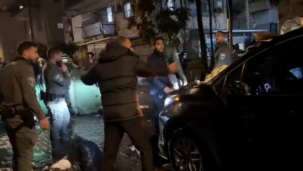 Нападение на депутата в Иерусалиме (Фото: Ишай Йерушалми, "Бе-Хадарей харедим") חרדים תוקפים את רכבו של ח"כ יואב בן צור בירושלים