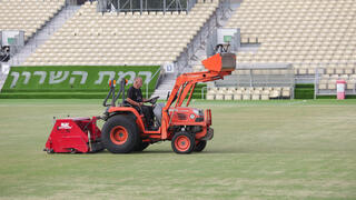 איך שומרים על הדשא של האצטדיון ירוק יותר?