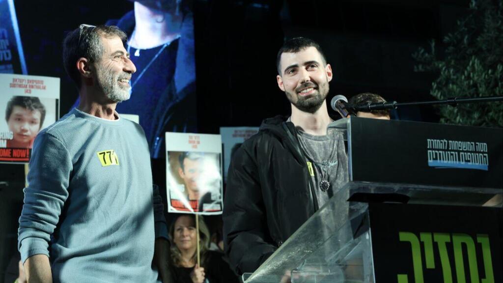 Гай Гильбоа-Далаль на Площади заложников (Фото: Дана Копель) העצרת השבועית בכיכר בחטופים בתל אביב