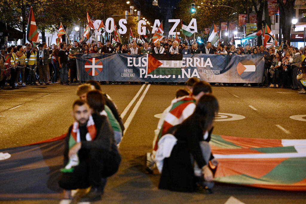 אלפים מפגינים בבילבאו, חבל הבאסקים, לפני המשחק מול נבחרת פלסטין