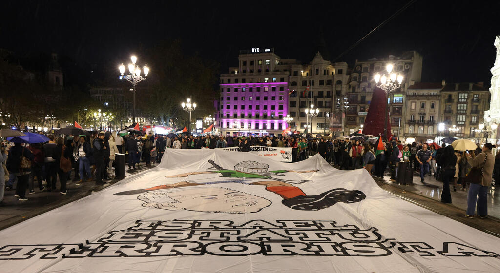 מפגינים ב בילבאו ספרד לקראת משחק נבחרת פלסטין