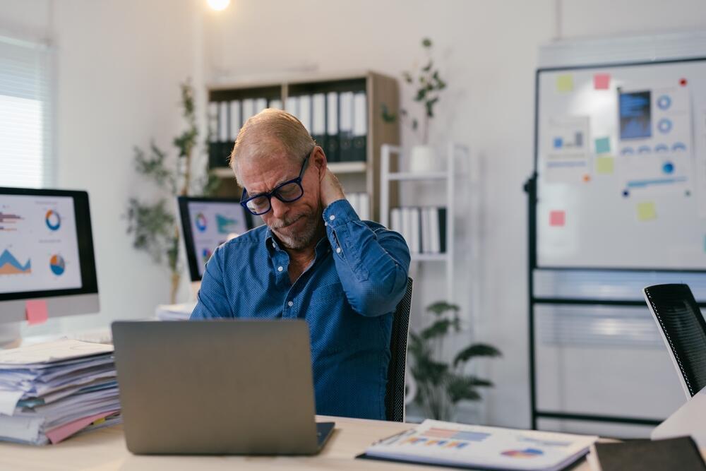 Learn to sit properly (Photo: Shutterstock) ישיבה ממושכת