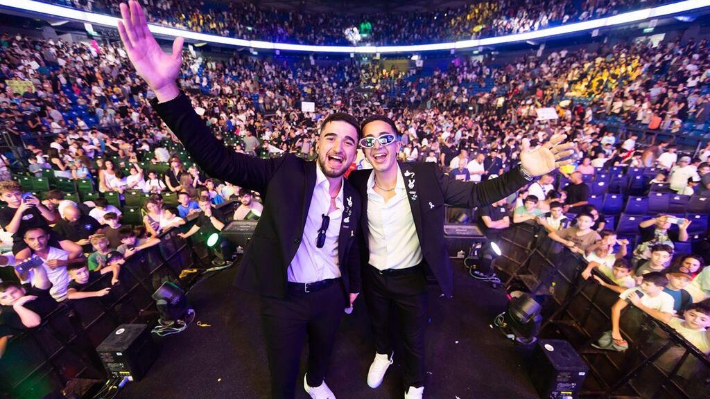 Once seen as odd, today they fill giant arenas. Master Ohad and De-Cohen (Photo: Stravo) מימין: עידן "דה כהן" ואוהד "מאסטר אוהד"
