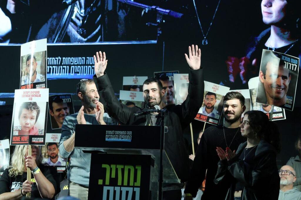 Guy Gilboa Dalal (Photo: Dana Kopel) העצרת השבועית בכיכר בחטופים בתל אביב