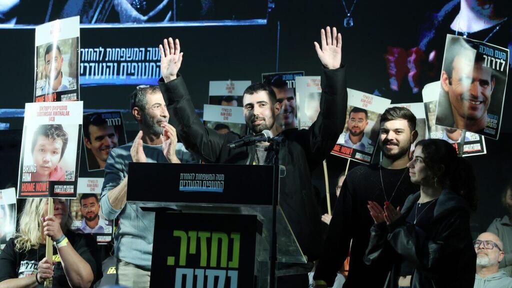 Guy Gilboa Dalal celebrates his return from Hamas captivity in Gaza at Hostages Square in Tel Aviv (Photo: Dana Kopel) העצרת השבועית בכיכר בחטופים בתל אביב
