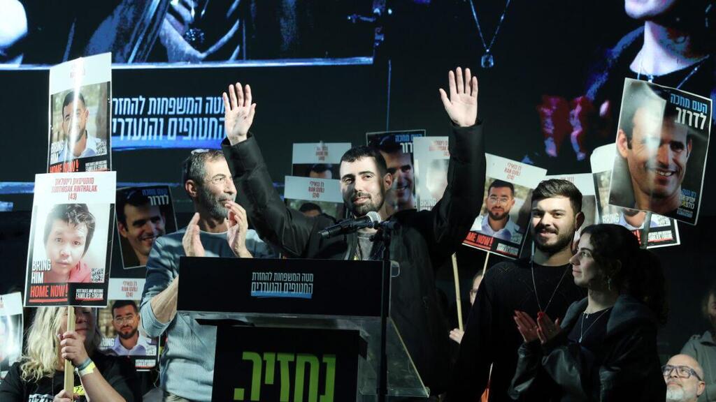 Гай Гильбоа Далаль (Фото: Дана Копель) העצרת השבועית בכיכר בחטופים בתל אביב