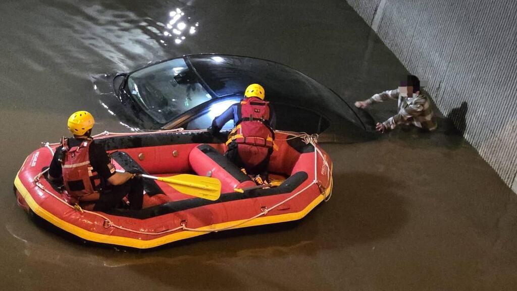 Rescue of a vehicle that sank in an underpass in Haifa (Photo: Coastal District Police Department) הצלת רכב ששקע במעבר תת קרקעי בחיפה