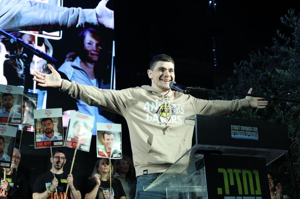 העצרת השבועית בכיכר בחטופים בתל אביב