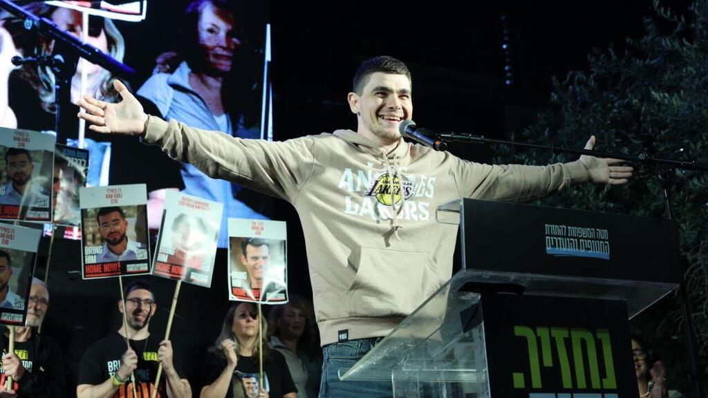 Максим Харкин на митинге (Фото: Дана Копель ) העצרת השבועית בכיכר בחטופים בתל אביב