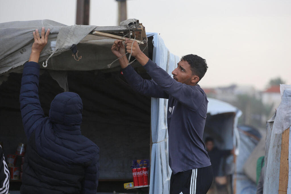 עקורים עזתים סובלים מגשמים ושיטפונות