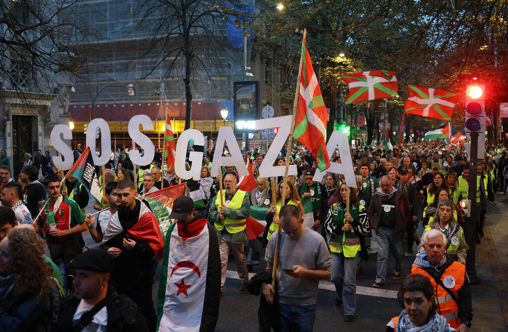 אלפים מפגינים בבילבאו, חבל הבאסקים, לפני המשחק מול נבחרת פלסטין