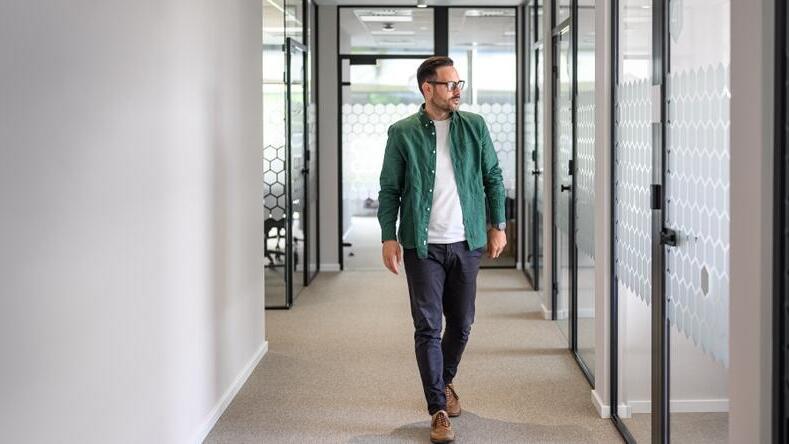 Walk around the office (Photo: Shutterstock) הליכה במשרד