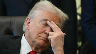 ארכיון 6 בנובמבר 2025 נשיא ארה"ב טראמפ עוצם עיניים במהלך אירוע ב החדר הסגלגל הבית הלבן על הורדת מחירי תרופות בתמונות שהעלו טענות כי נרדם או ישן 