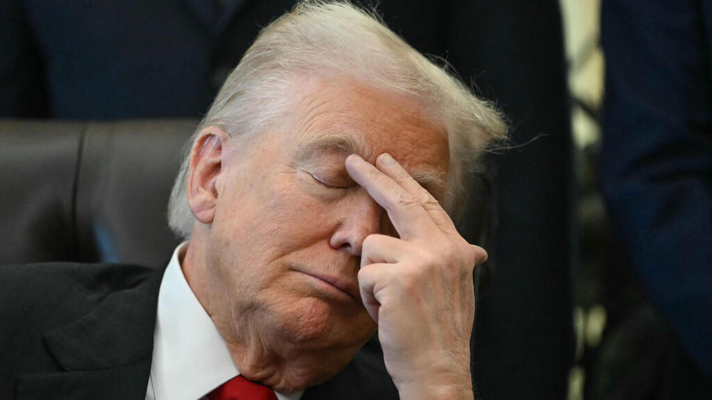 ארכיון 6 בנובמבר 2025 נשיא ארה"ב טראמפ עוצם עיניים במהלך אירוע ב החדר הסגלגל הבית הלבן על הורדת מחירי תרופות בתמונות שהעלו טענות כי נרדם או ישן 