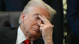 ארכיון 6 בנובמבר 2025 נשיא ארה"ב טראמפ עוצם עיניים במהלך אירוע ב החדר הסגלגל הבית הלבן על הורדת מחירי תרופות בתמונות שהעלו טענות כי נרדם או ישן 