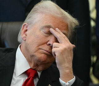 ארכיון 6 בנובמבר 2025 נשיא ארה"ב טראמפ עוצם עיניים במהלך אירוע ב החדר הסגלגל הבית הלבן על הורדת מחירי תרופות בתמונות שהעלו טענות כי נרדם או ישן 