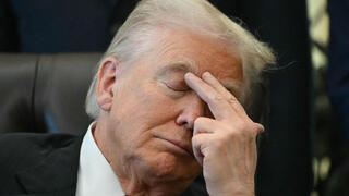 נרדם בישיבות, נפצע מ"כִּיף": הזִקנה ניכרת בטראמפ?