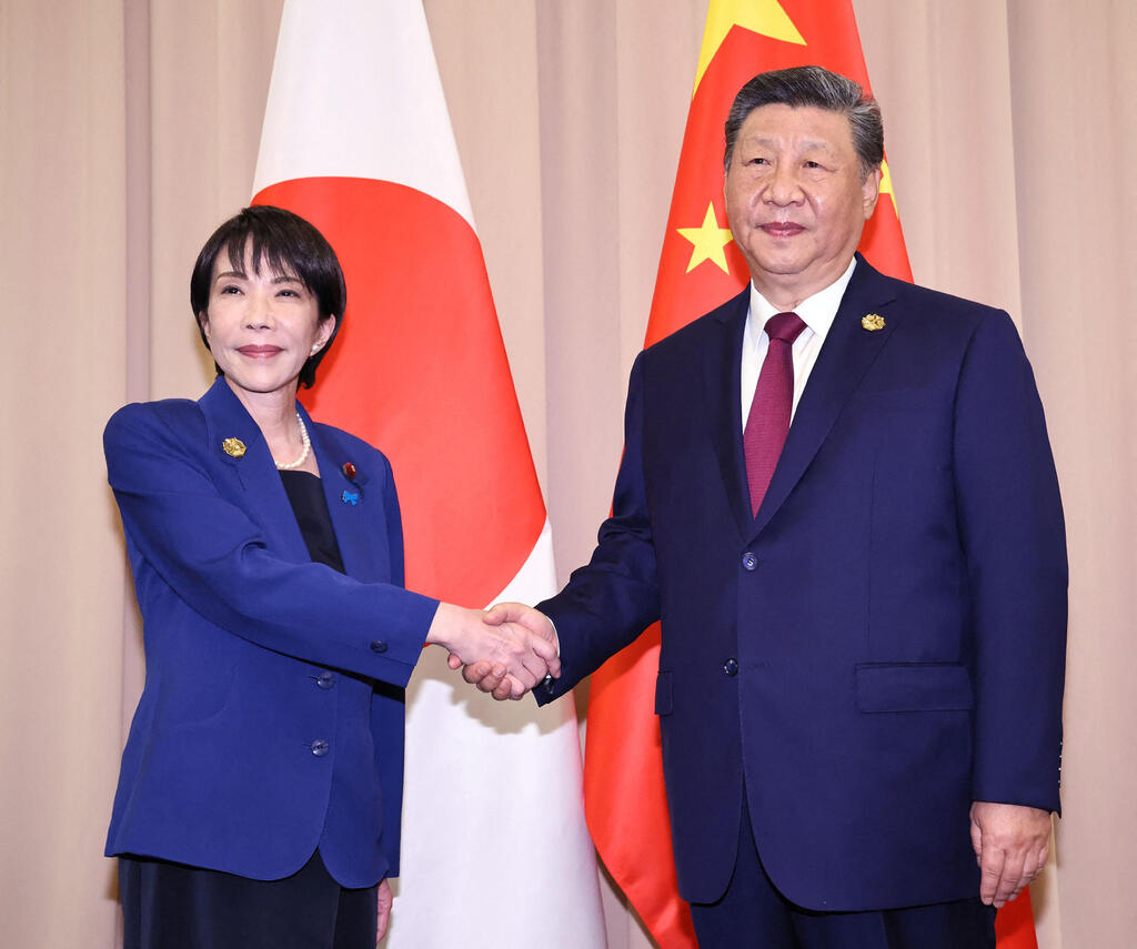 Japan’s Prime Minister Takaichi with Xi last month. She did say what would happen if China invades — and faced harsh threats (Photo: Japan pool/ JIJI PRESS / AFP) ראש מממשלת יפן סאנאה טקאיצ'י במפגש עם נשיא סין שי ג'ינפינג בשולי ועידת APEC בדרום קוריאה ב-31 באוקטובר