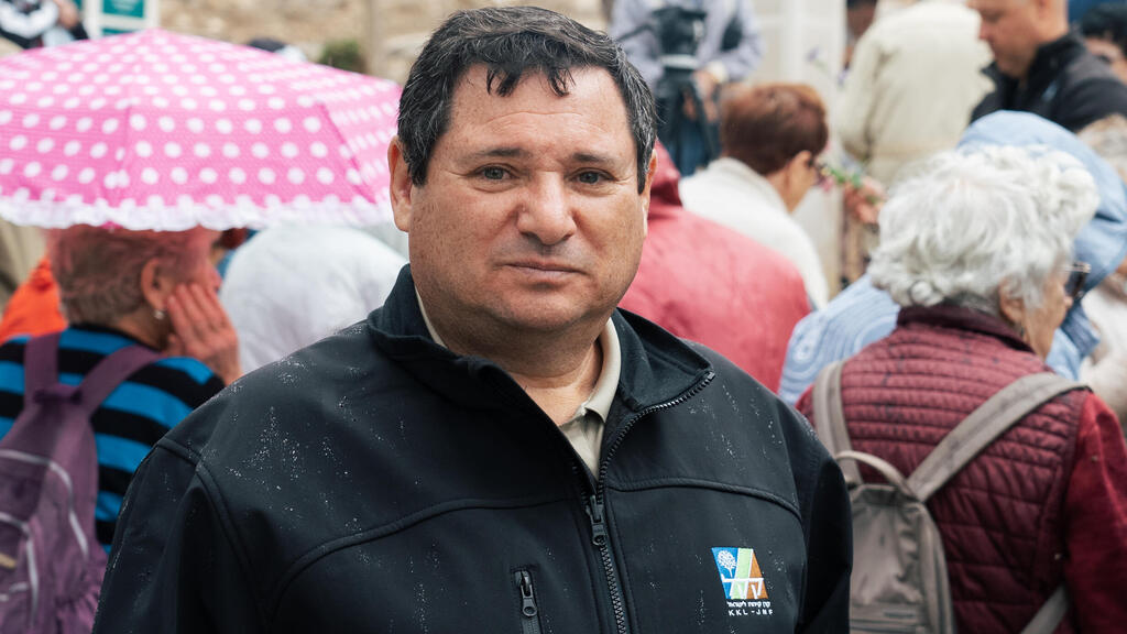 Игаль Ясинов с репатриантами в лесу ККЛ (Фото: JITV) Игаль Ясинов: на экскурсии в лесу с репатриантами