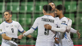 שחקני הנבחרת חוגגים עם רוי רביבו