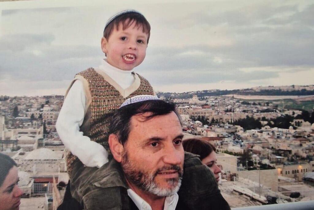 שמואל מור נושא את איתן הקטן על כתפיו