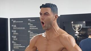 פסל של כריסטיאנו רונאלדו עושה פוזות ללא חולצה מוזיאון רונאלדו