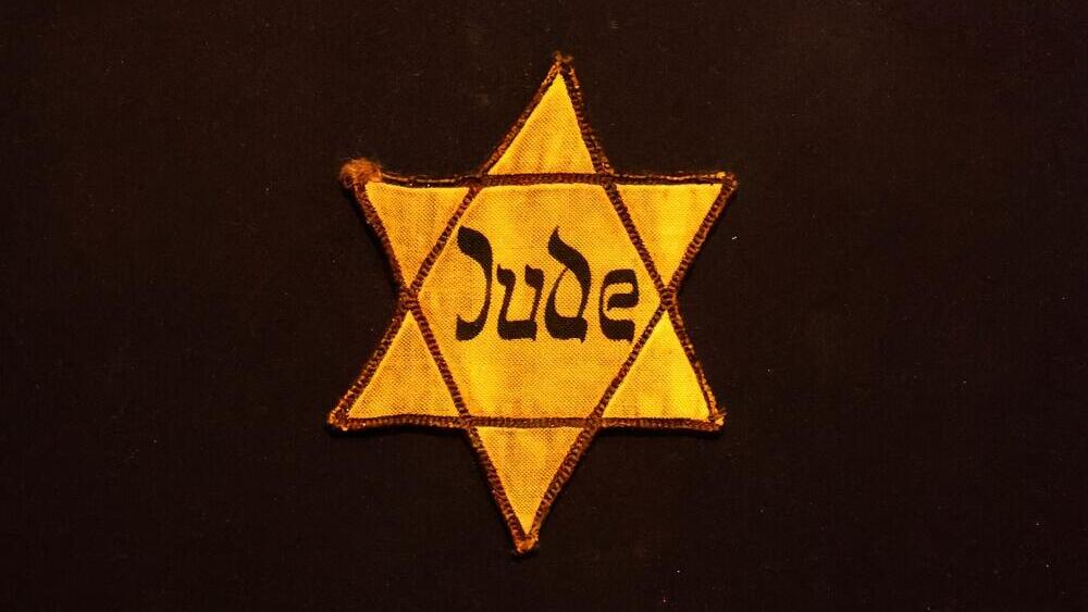 Желтая звезда (Фото: meunierd, shutterstock) טלאי צהוב