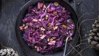 סלט כרוב אדום חם עם תפוחים, ציפורן ומוסקט