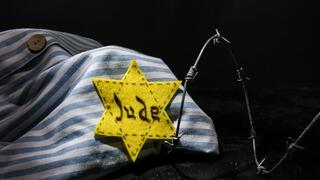 טלאי צהוב ובגדי אסיר יהודי