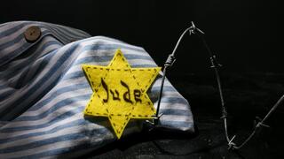 טלאי צהוב ובגדי אסיר יהודי