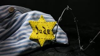 טלאי צהוב ובגדי אסיר יהודי