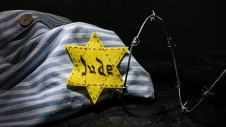 טלאי צהוב ובגדי אסיר יהודי