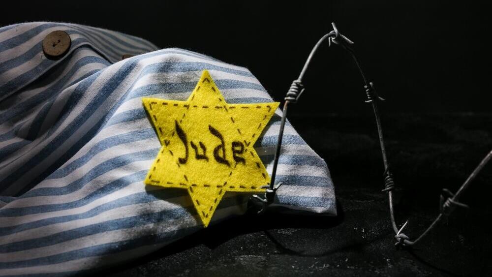 טלאי צהוב ובגדי אסיר יהודי