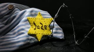 טלאי צהוב ובגדי אסיר יהודי