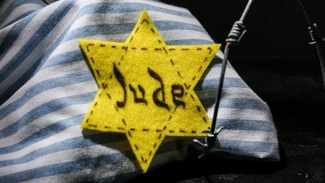 טלאי צהוב ובגדי אסיר יהודי