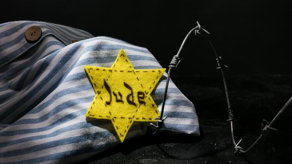 Нашивка желтый магендавид (Фото: Pixel-Shot , shutterstock) טלאי צהוב ובגדי אסיר יהודי