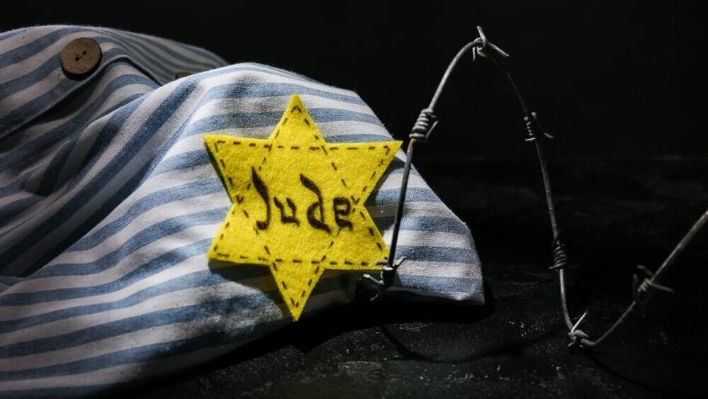 טלאי צהוב ובגדי אסיר יהודי