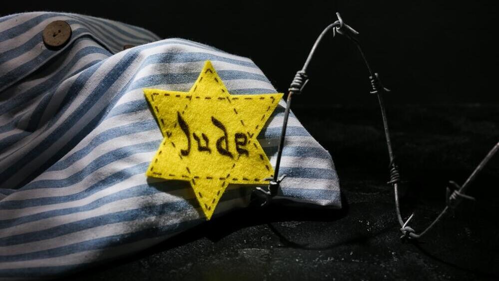 טלאי צהוב ובגדי אסיר יהודי