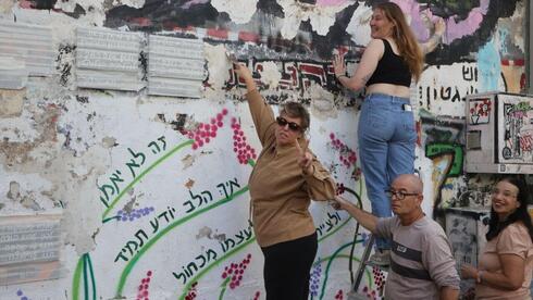 צוות של מתנדבים החל בתהליך שחזור הציור של רצח רבין בשכונת פלורנטין בתל אביב