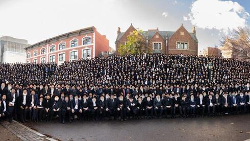 אלפי השלוחים בתמונה הקבוצתית