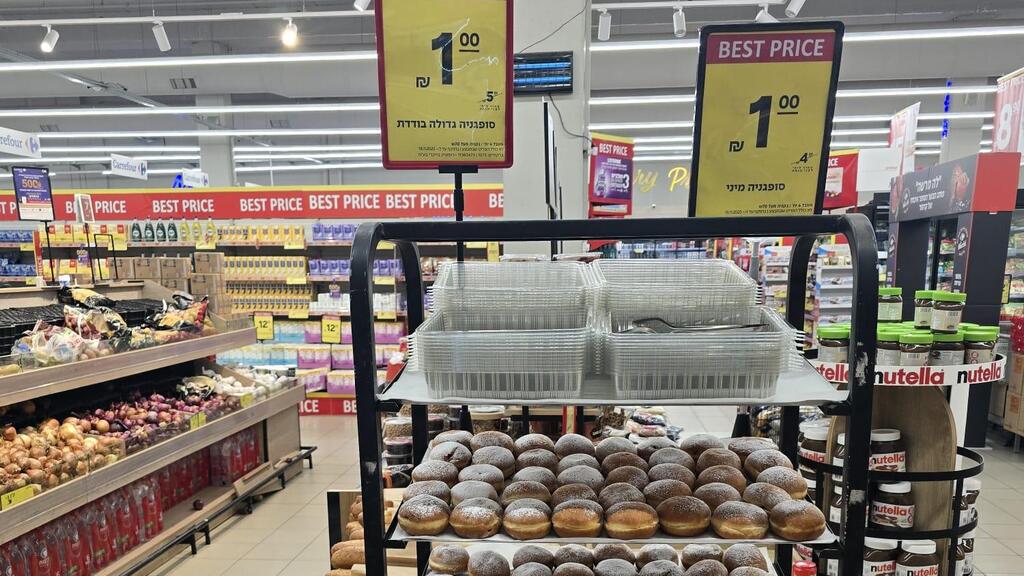 Стеллаж с пончиками в филиале сети Carrefour סופגניה בשקל. המבצע בקרפור
