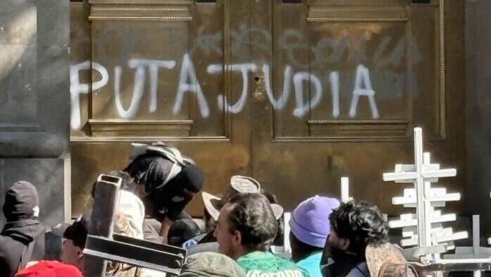 כתובת נאצה נגד קלאודיה שיינבאום ארמון הנשיאות מקסיקו סיטי