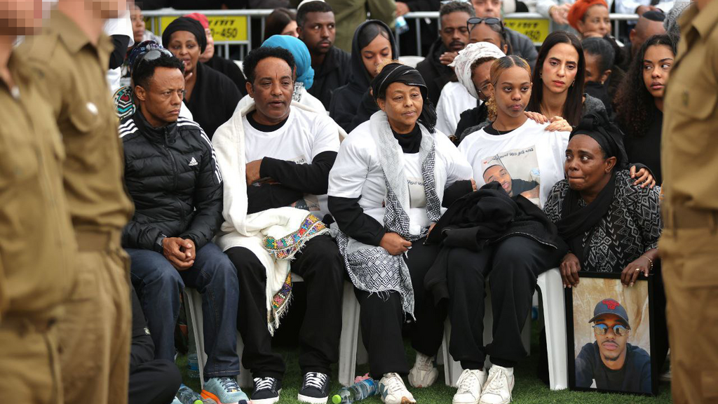 Семья Ирмияса на похоронах (Фото: Алекс Коломойский) הלווייתו של אירמיאס בהתא בהר הרצל