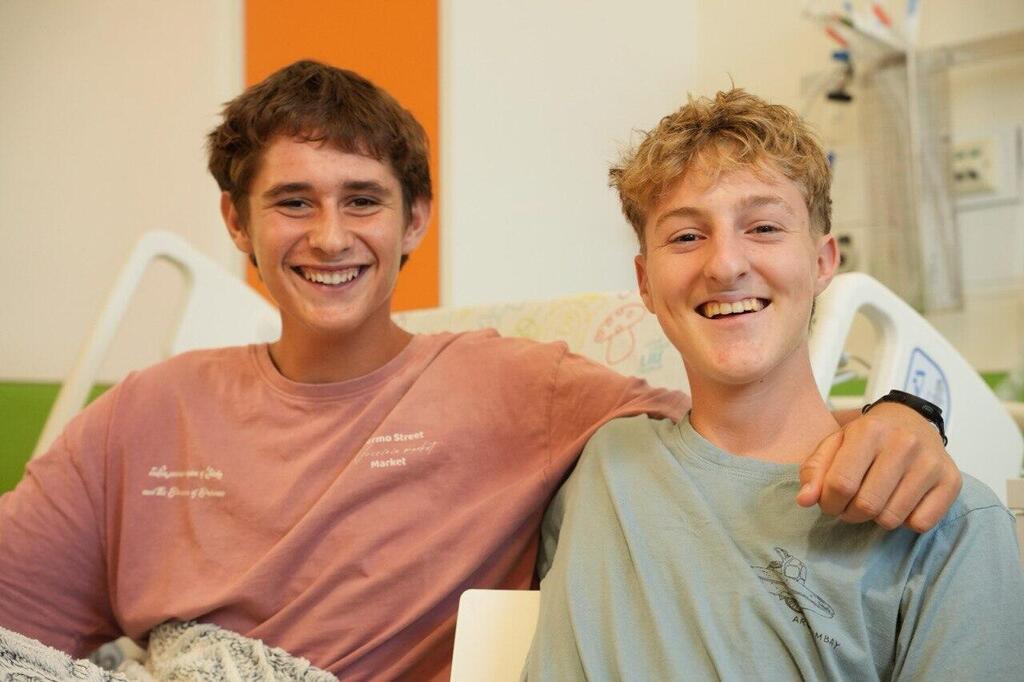 איתמר פרנקו (מימין) ונועם חן מאושפזים יחד במחלקת ילדים ב' ברמב"ם