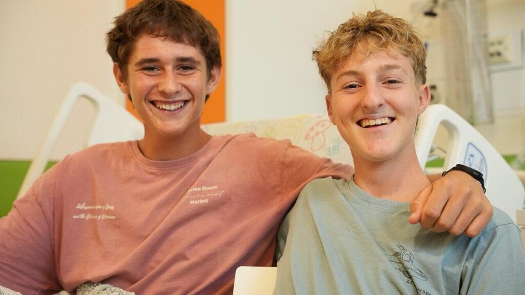 Ноам Хен и Итамар Франко (Фото: пресс-служба больницы "Рамбам") איתמר פרנקו (מימין) ונועם חן מאושפזים יחד במחלקת ילדים ב' ברמב"ם