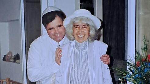 ימימה אביטל ע"ה עם בנה ישי אביטל